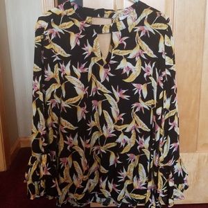 Blouse with flowy sleeves